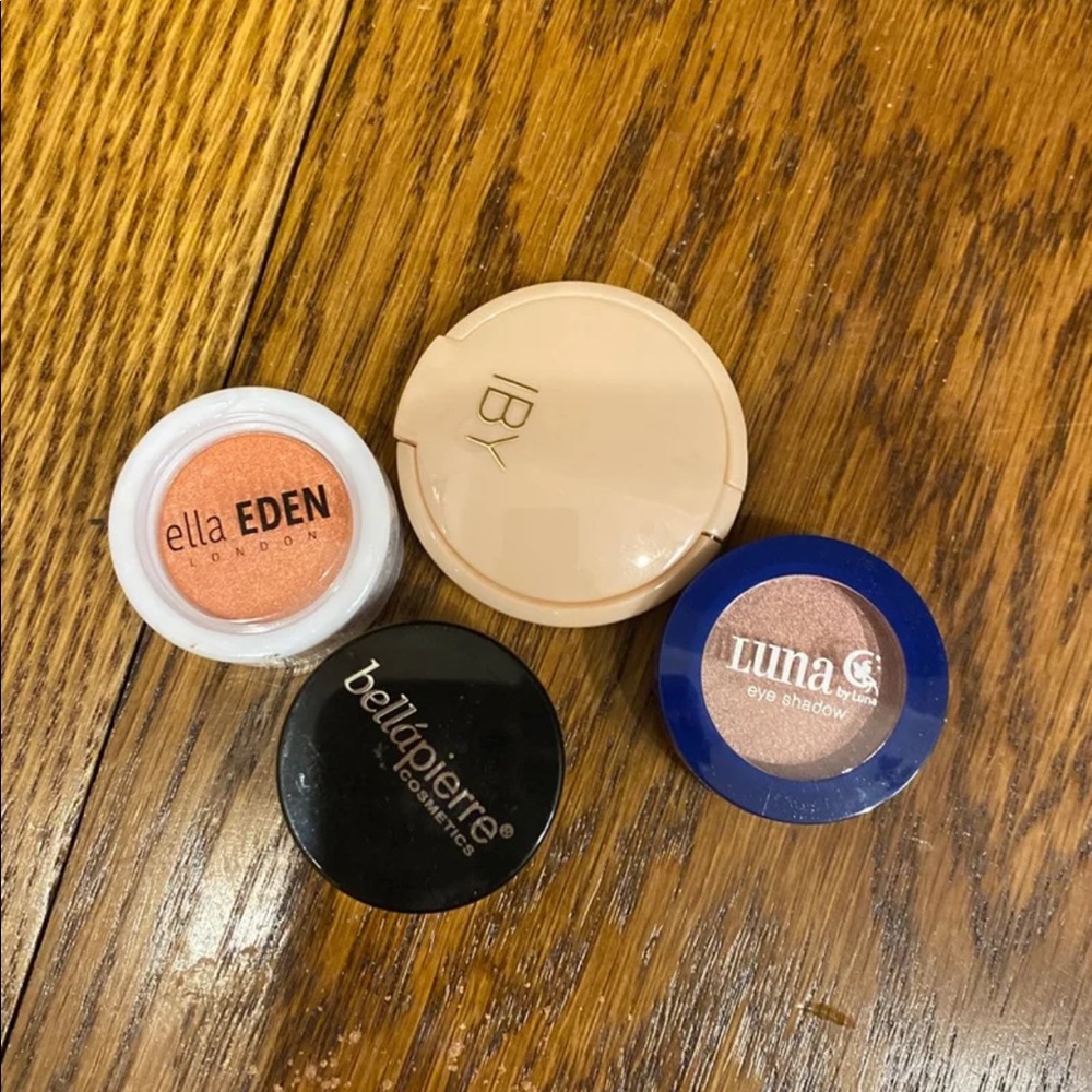 Eyeshadow, eye pigment, and highlight bundle